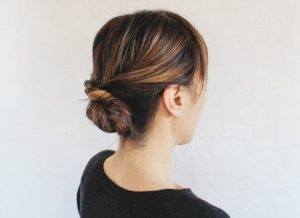 capelli in stile in uno chignon