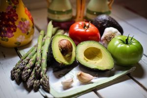 avocado, asparagi e pomodoro